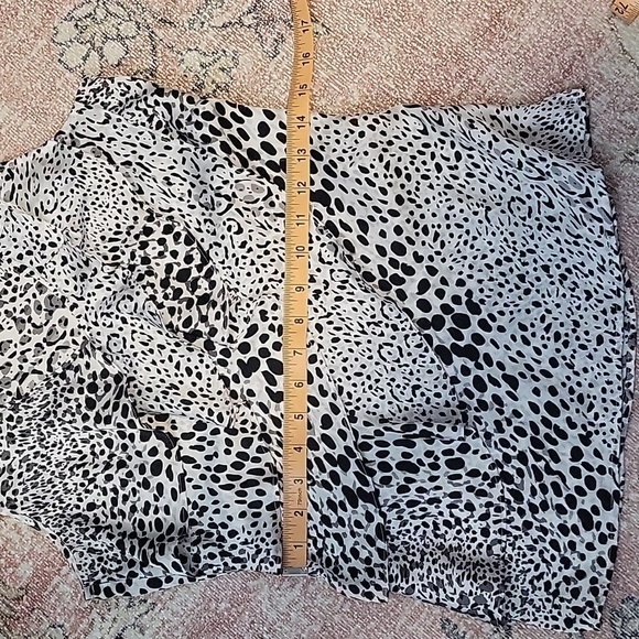 White House Black Market Sleeveless Ruffled Hidden Side Zip Animal Print Top XXS - Picture 9 of 10